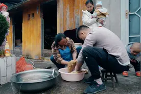 舅舅从外地打工回来了，一家人到外婆家吃饭，外婆杀两只鸭子招待视频封面