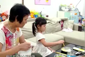 4岁孩子奶奶喂饭，育儿师让奶奶住手，独立的孩子要自己吃！视频封面
