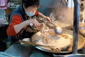 50多年的台北小店，就是厉害，米粉汤嘴边肉，浓浓的古早味，超赞视频封面