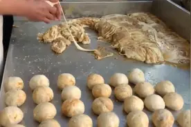 天津最正宗的牛肉烧饼，10元一个，这家20年老店，一天卖500多个视频封面
