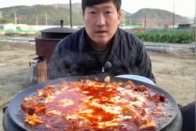 一人独享妈妈秘制的辣甜咸口味的芝士铁板鸡，吃完感觉太过瘾啦！视频封面