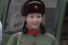 女儿当众管司令叫爸，司令一听直接怒斥：我是你的首长！视频封面
