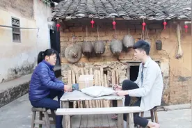 客家话视频，钟姐女儿买了件粉红色新衣服给她，青古也想要新衣服视频封面
