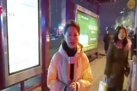 曲江池北路口站点乘客马路中央上下车，私家车挤占公交站点已违法视频封面