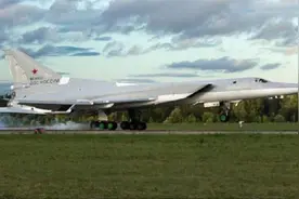 普京动真格了？3架轰炸机出动，扑往美军基地方向！F16不敢拦视频封面