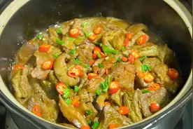 黑豆腐炖香菇越炖越香，出锅香味四溢，看完又学会一道冬天特色菜