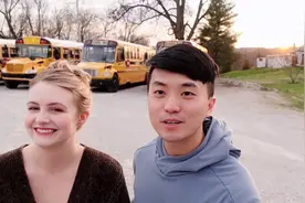 跟美国媳妇聊聊中美教育的不同，美式教育是否是快乐教育？视频封面