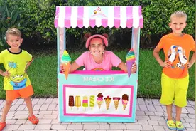 男孩和弟弟帮妈妈做家务，得到了他们想要的奖品，他们非常满意视频封面