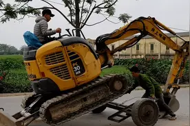 劳动人民有智慧，聪明的师傅这样运输小型挖机视频封面