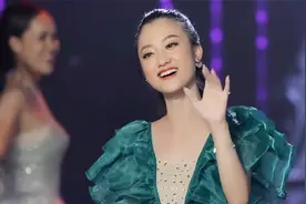 越南女歌手翻唱《梦醒时分》，舞蹈魔性，惊艳全场！