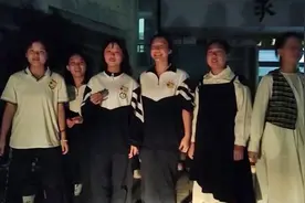 高中生比赛失利在黑暗中哭泣，老师用车灯为她搭了个“临时舞台”视频封面