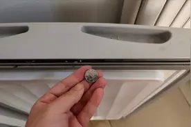 1角硬币放在冰箱门上，别提有多厉害了，看完赚翻了视频封面