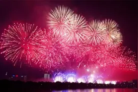 献礼建党百年！橘子洲烟花秀闪耀长沙夜空 现场市民撑伞观看视频封面