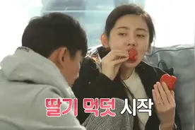 韩国人对中国水果吃惊名场面：秋瓷炫手拿大草莓，韩星惊呼好大！视频封面