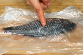 才知道去鱼鳞不要用刀，加一个塑料袋，又快又干净，这方法太棒了视频封面