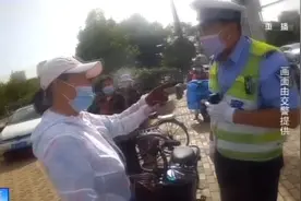 老大娘骑车横行霸道，挡着别人路不让行，交警去劝说都被暴打！