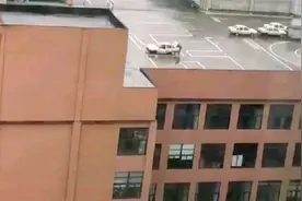 想不通过都很难！重庆7层楼顶建驾校练车场视频封面