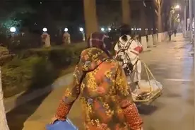 寒冬夜里  校服女孩为卖菜老人挑重担暖了全网视频封面