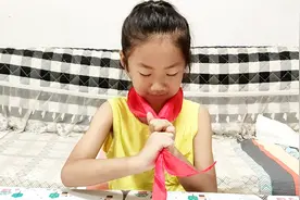 明天就开学啦，女儿还不会系红领巾？每次都系成这样，妈妈急出汗