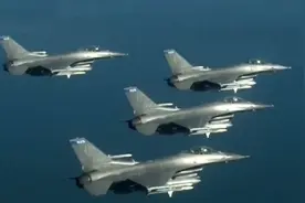 闹哪样？台媒曝台空军4架F-16战机抹掉涂装，凌晨密飞美国视频封面