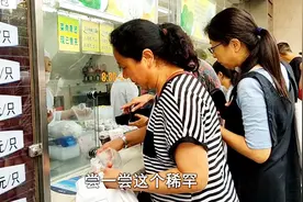 下船登陆了，带妈妈去看东方明珠，路上遇到上海名吃尝一尝视频封面