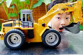儿童益智玩具：男孩玩小型挖掘机玩具车，他会如何操作它作业呢？视频封面