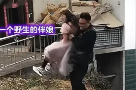 河南一婚礼伴郎单手抱起伴娘就往车里塞，女子：我是来当伴娘的视频封面