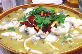 这才是“酸菜黑鱼”的正确做法，鱼片滑嫩，汤汁浓郁，超好吃！视频封面