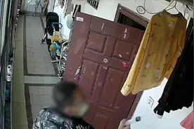 男子拿针筒朝衣物喷射不明液体 警方：男子已被抓住视频封面