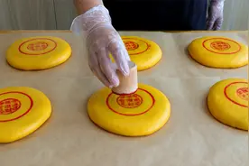 在家自制老式黄金大月饼，用鸡蛋和面做饼皮，馅料丰富软糯拉丝！