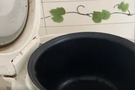 电饭煲蒸饭爱粘锅怎么办，教你1妙招，米饭粒粒饱满还不粘锅