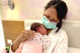 护士妈妈示范新生儿喂奶拍嗝，宝宝舒服到直接趴妈妈身上睡着了！
