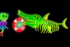 小狮子一家：小狮子拿透视镜，帮鲨鱼将牙齿上的齿轮套上了游泳圈