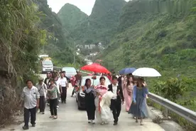 贵州农村一对新人结婚，带着大家一起走路迎亲，真浪漫