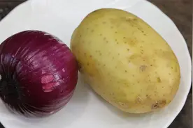 最近土豆加洋葱火了，很多人都没吃过的做法，清脆爽口，拿肉不换视频封面