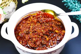 辣椒酱怎么熬最香？大厨秘制的配方，下饭必备，放一年都不会坏