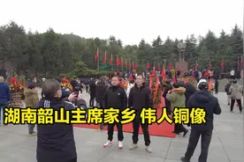 2023年将会迎新的变化，湖南韶山红色纪念地旅游游客到伟人铜像前视频封面