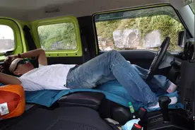如何在全新吉姆尼里睡一觉，这位大哥挺有招视频封面