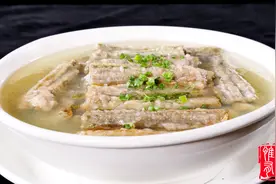 厨师长教你：“清蒸鳝鱼”的正宗做法，原汁原味，吃肉喝汤真过瘾视频封面