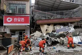 现场！长沙楼房坍塌致狭缝中人员被困，消防员听到两声敲墙回应视频封面