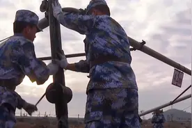 1公里负重170次！解放军管道兵2小时建立一座野战油库视频封面