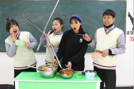短剧：老师按手指长短打饭，女学霸一招秒变75CM大长指，太有才了视频封面