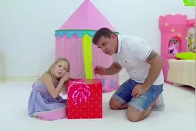 小女孩在沙发上乱蹦，没想到脚卡沙发里，当场骨折视频封面