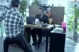 爆笑！白客面试看到经理拉链开了，用了这样的方法来提醒他！