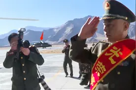 西藏军区举行特级空中机械师退伍仪式 直-20亮相视频封面