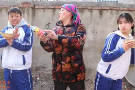 短剧：小花乐乐想喝可乐，没想妈妈做出“可乐味”的白开水，真牛视频封面