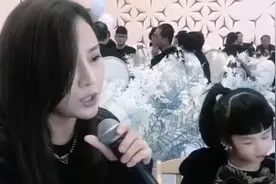 小姐姐结婚典礼即兴演唱《阿衣莫》火了，网友：新郎是前任吧视频封面