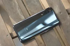 不会手机贴膜？用小米9给你演示如何一次成功