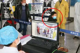 心疼！12岁男孩独自回国，戴20小时口罩不吃不喝，下机时眼窝凹陷视频封面