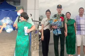 家人车站迎接退伍儿子，见面瞬间眼泪夺眶而：从男孩变成男子汉了视频封面